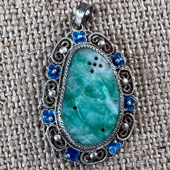 Jewelry - Silver 925 intricate jade center Asian pendant green vintage